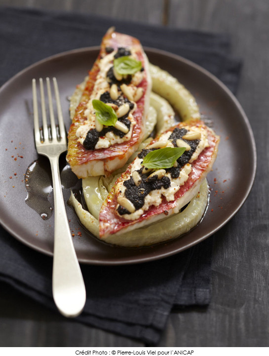 rouget_au_palet_de_chevre_frais_olives_noires_pignons_de_pin_et_fenouil_braise