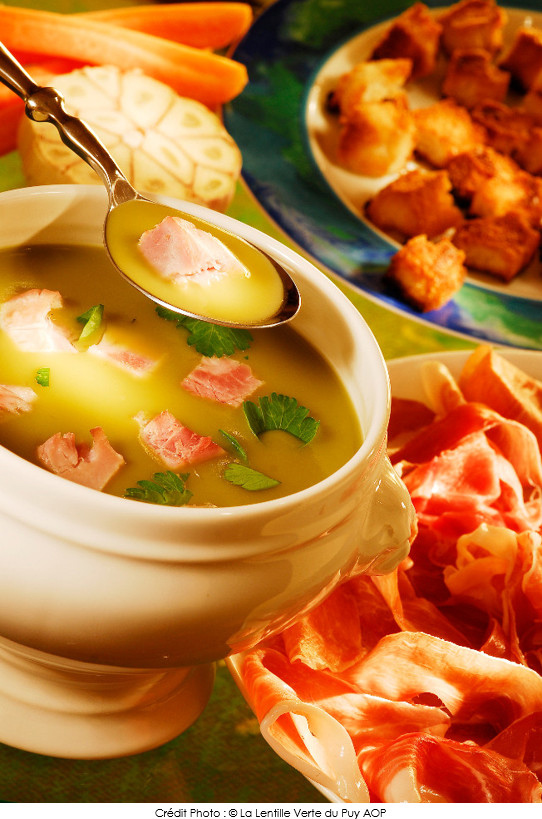 creme_de_lentilles_vertes_du_puy_agremente_de_des_de_jambon_a_l_os_de_porc_de_montagne