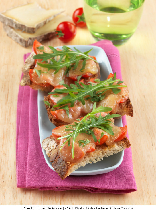 crostini_aux_tomates_copeaux_de_tomme_et_roquette