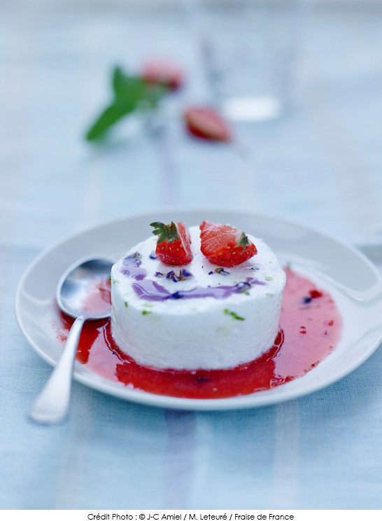 ile_flottante_a_la_fraise_de_france_citron_vert_et_creme_legere_a_la_violette_coulis_de_fraise_de_france_et_vanille_de_bourbon