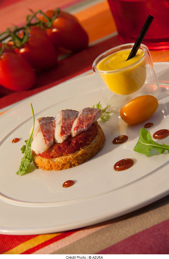 sable_friable_de_parmesan_au_rouget_sur_confit_de_tomate_cocktail_allongee_et_gaspacho_de_tomate_cerise_orange