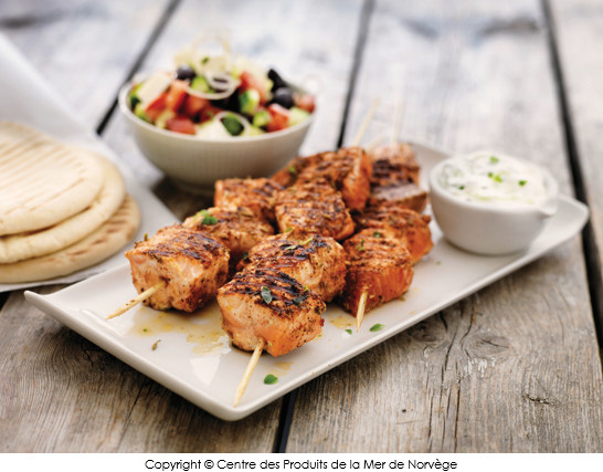 brochette_de_saumon_de_norvege_et_sa_salade_grecque