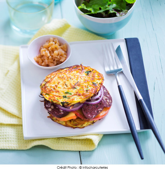 burger_au_boudin_noir_aux_galettes_de_pommes_de_terre_et_aux_pommes
