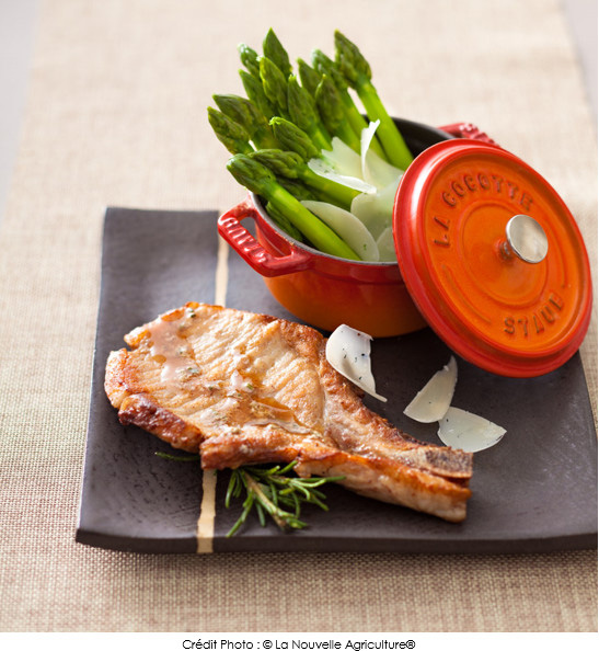 cotes_de_porc_nouvelle_agriculture_en_cocotte_vinaigrette_a_l_anchois_et_romarin_asperges_vertes_et_parmesan
