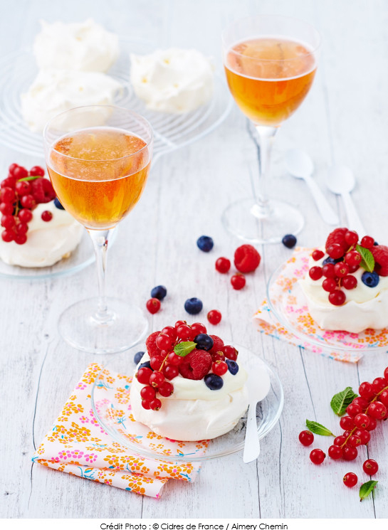 mini_pavlova_aux_fruits_rouges_nappee_d_une_creme_fouettee_legere_au_cidre