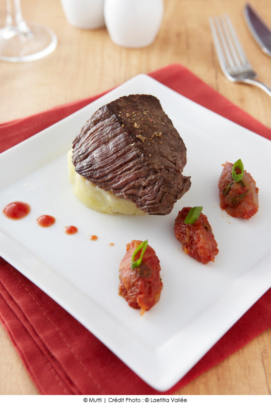 pave_de_boeuf_roti_compotee_d_oignons_a_la_tomate_et_ecrase_de_pommes_de_terre