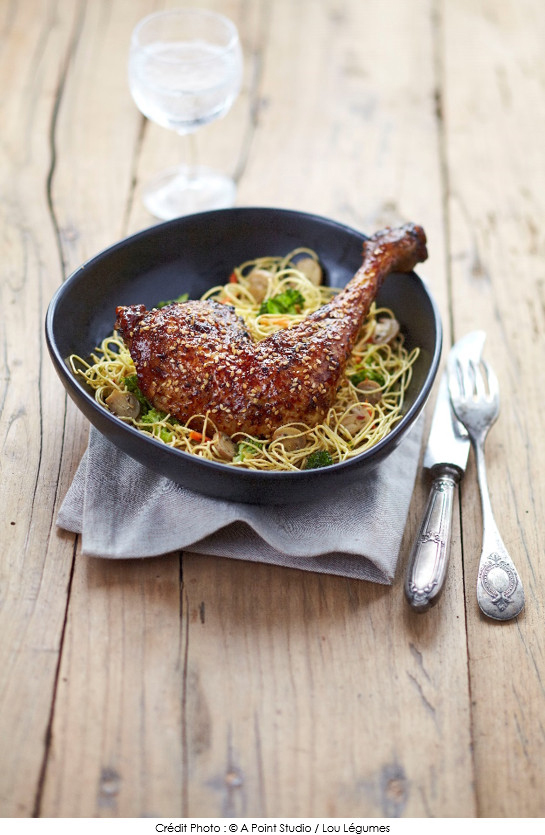 poulet_roti_en_marinade_sur_lit_de_nouilles_et_legumes_sautes