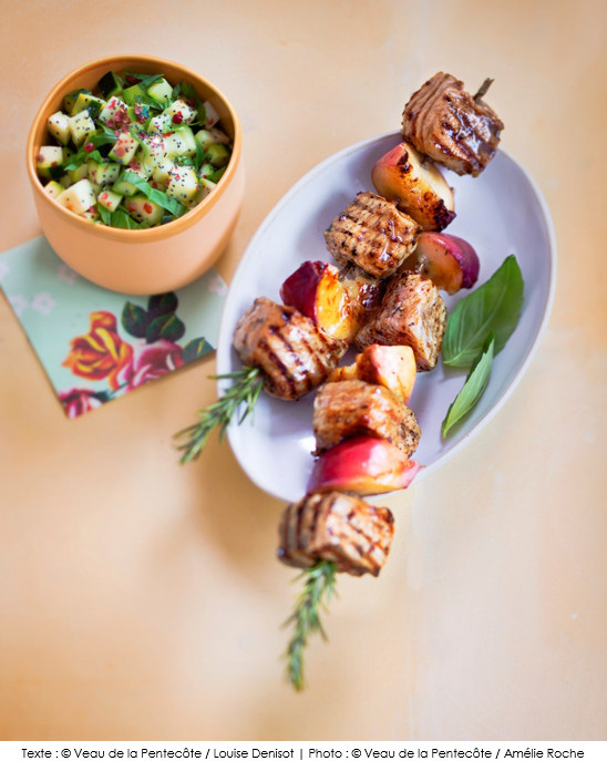 brochettes_de_veau_au_miel_et_peches_blanches_tartare_de_courgettes
