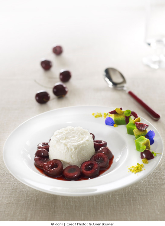 faisselle_rians_poelee_de_cerises_noires_croutons_a_la_pistache
