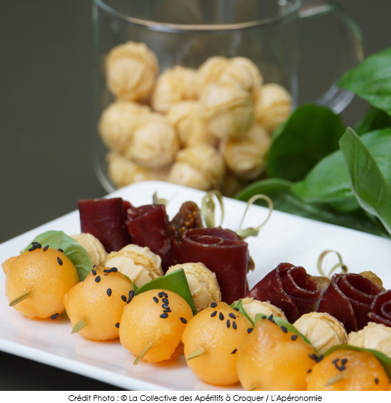 brochettes_melon_basilic_noix_de_boeuf_seche_et_billes_de_gaufrettes_croquantes