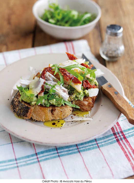 tartine_a_l_avocat_hass_du_perou_poulet_grille_et_tomates_sechees