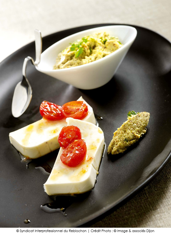 terrine_de_reblochon_tomates_caramelisees_tapenade_d_olives_vertes_et_noisettes
