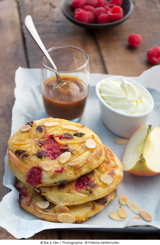 crepes_pomme_framboises_et_coulis_caramel