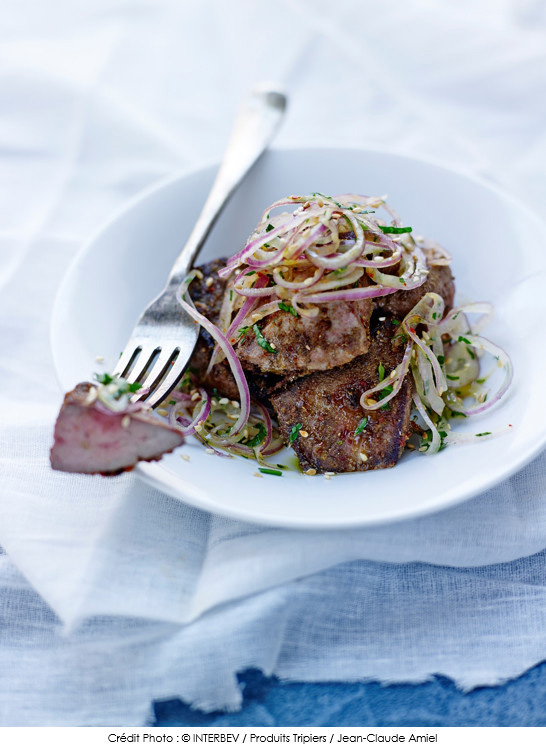 foie_d_agneau_poele_aux_epices_salade_d_oignon_rouge