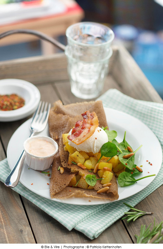 galettes_au_ble_noir_œuf_poche_et_pommes_de_terre_sautees