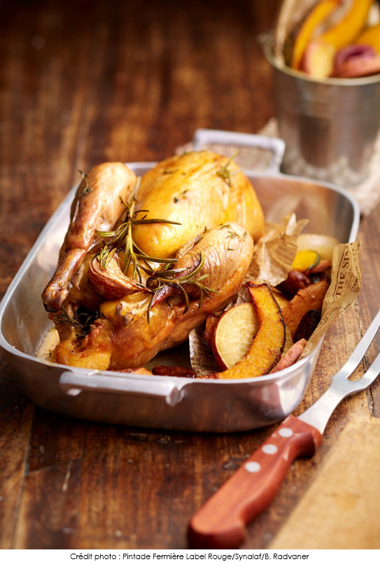 pintade_rotie_aux_herbes_aromatiques_et_frites_de_legumes_d_automne
