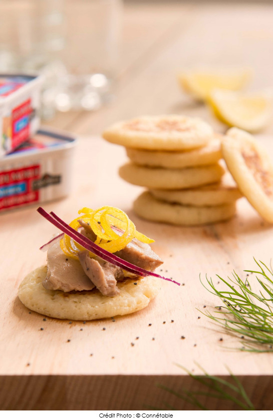 mini_blinis_au_foie_de_morue_oignon_croquant_et_graine_de_pavot