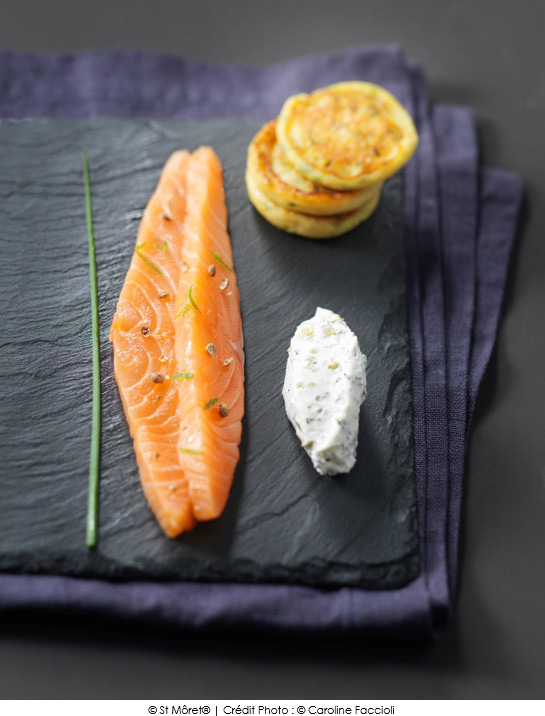 gravelax_de_saumon_aux_agrumes_sauce_st_moret_a_l_aneth_et_blinis_de_pommes_de_terre