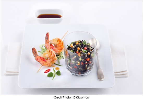 lentilles_beluga_tiedes_aux_epices_avec_brochette_de_gambas