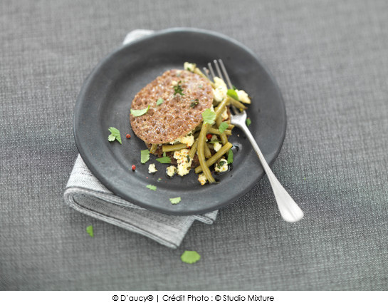 haricots_verts_et_brousse_parfumee_aux_epices_sur_galette_de_sarrasin