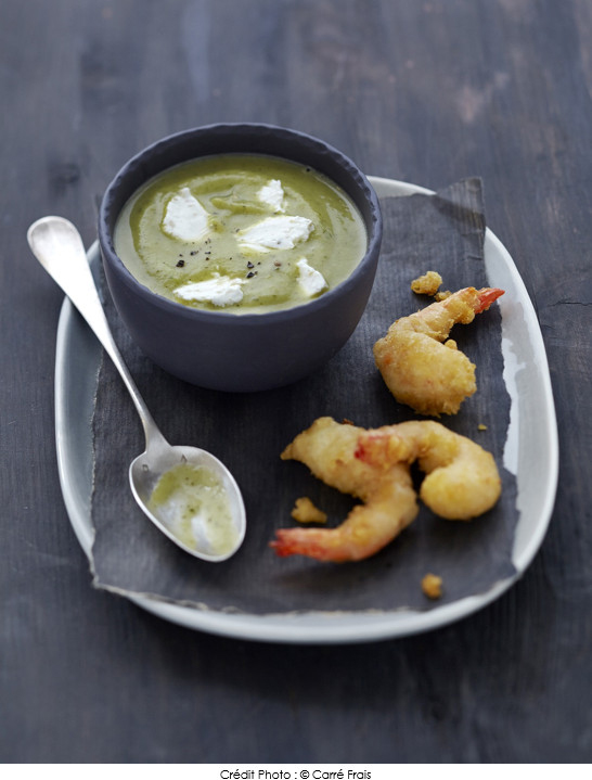 veloute_froid_de_courgette_au_carre_frais_olives_touche_de_citron_tempura_de_gambas