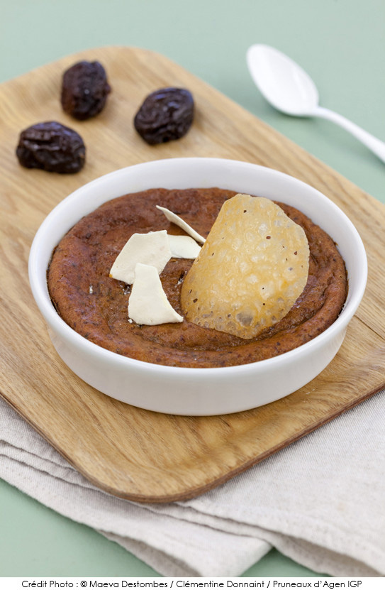 fondant_aux_pruneaux_d_agen_meringue_croustillante_et_tuiles_au_miel