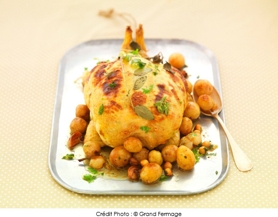 poulet_farci_au_beurre_d_herbes_et_pommes_grenaille_beurre_bio_au_cristaux_de_sel_de_mer