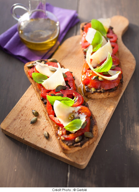 tartines_du_soleil_a_la_tomate_tapenade_parmesan_et_basilic