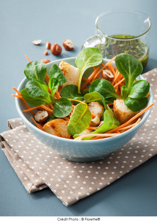 salade_de_mache_jeunes_pousses_de_blette_carottes_et_noisettes