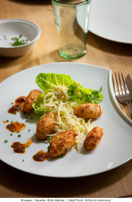 accras_de_saumon_et_anchois_sur_salade_de_chou_blanc_a_l_ail