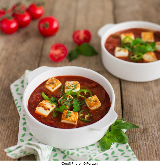 cassolette_de_feta_rotie_aux_tomates_cuisinees_au_basilic_poivrons_vert_et_salade_d_herbes