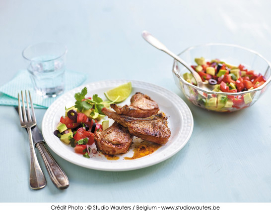 cotes_d_agneau_piquantes_et_salsa_a_l_avocat