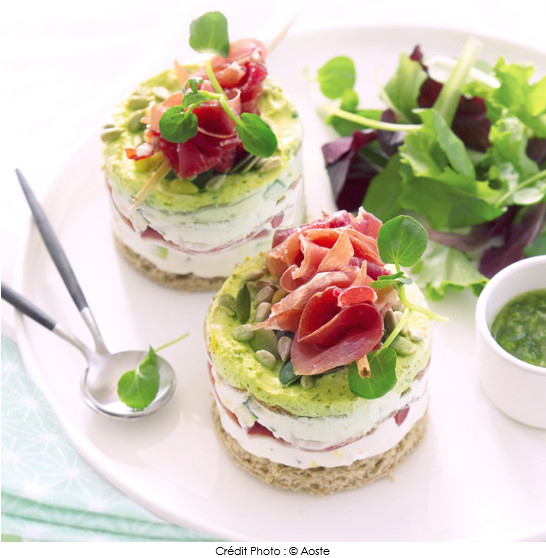 millefeuille_de_jambon_serrano_aoste_au_fromage_frais_et_pesto