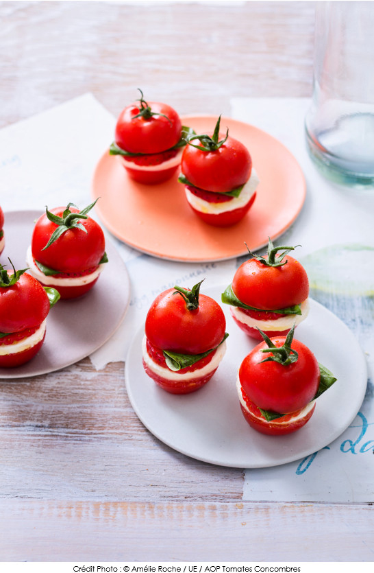 mini_burgers_de_tomates_cocktails_fraises_basilic_mozzarella_marinee