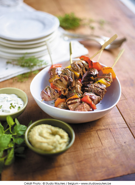 brochettes_d_agneau_caviar_d_aubergines_minute_et_sauce_yaourt_a_la_menthe