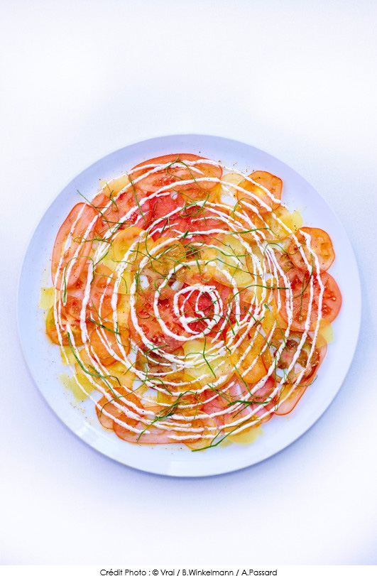 carpaccio_de_tomates_creme_fraiche_aux_quatre_epices_et_oseille