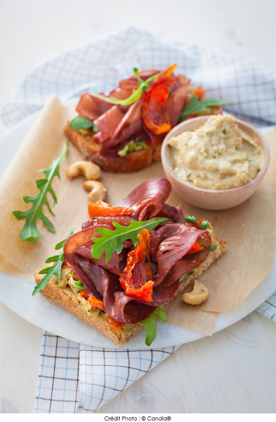 tartine_campagne_perdue_a_la_bresaola_roquette_et_creme_de_cajou_au_basilic