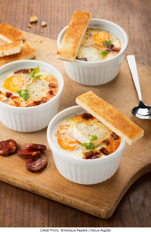cocotte_piquante_au_chorizo_sur_lit_d_epinard