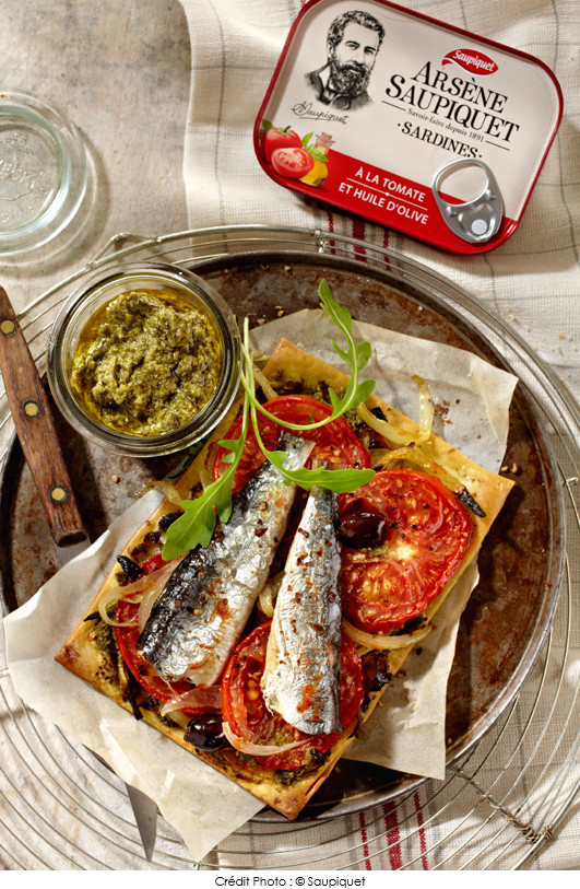 tarte_fine_a_la_tomate_et_aux_sardines_sur_lit_de_pesto