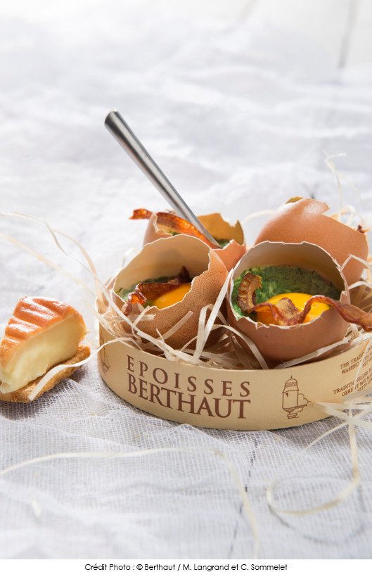 oeufs_cocotte_a_l_epoisses_berthaut_accompagne_de_sa_tuile_de_bacon
