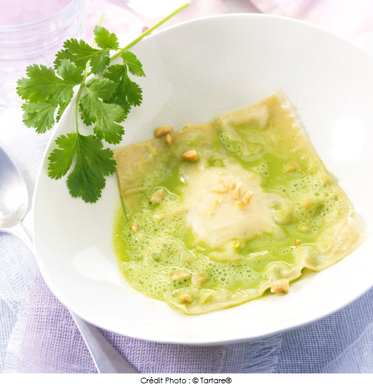 raviole-de-tartare-oignon-rouge-et-coriandre-bouillon-vert