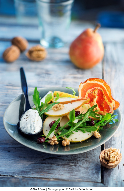 salade-de-poires-roquette-noix-et-quenelle-au-bleu