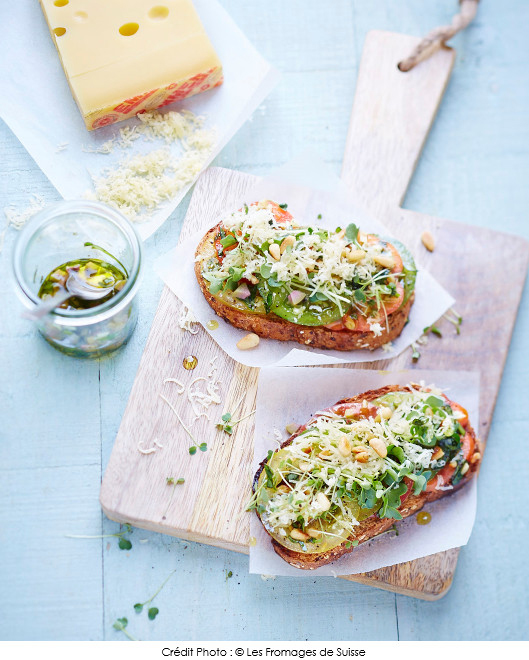 bruschetta-de-tomates-de-saison-et-l-emmentaler-aop-suisse