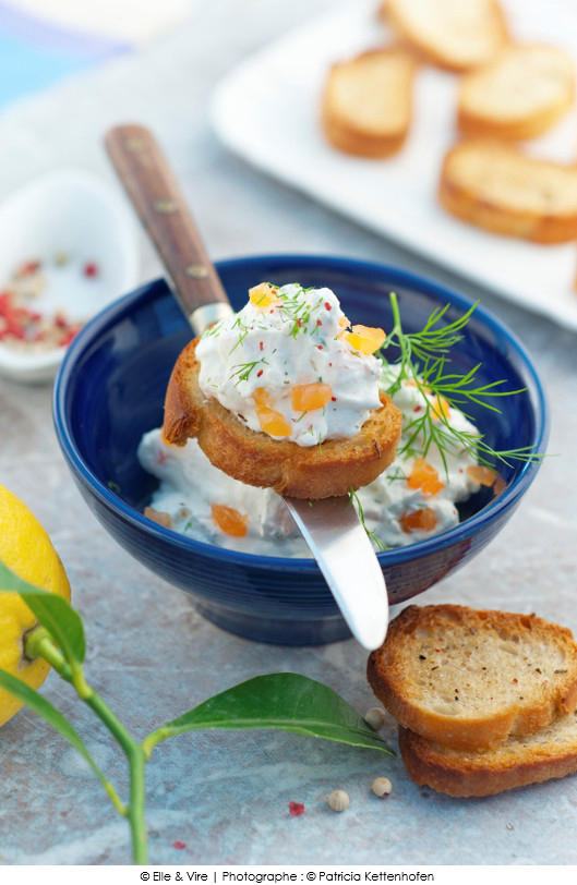 creme-fouettee-au-saumon-et-aux-herbes-sur-son-toast