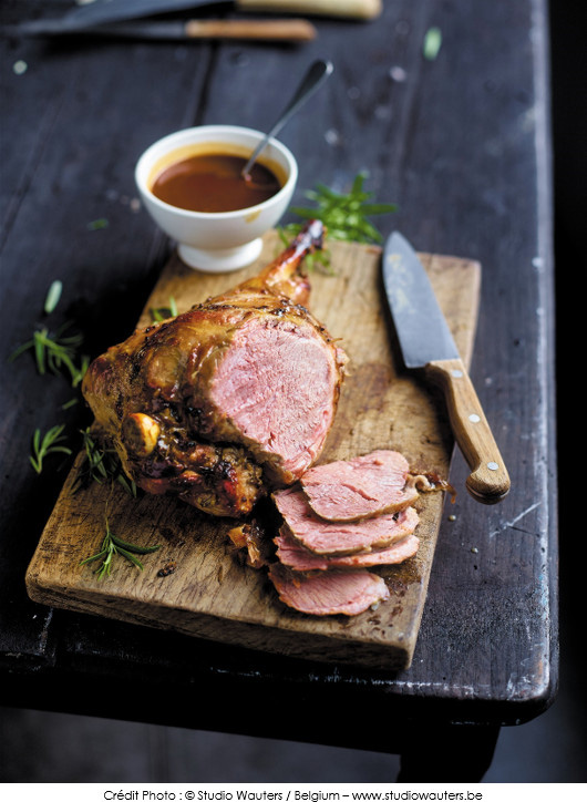 gigot-d-agneau-a-l-ail-et-au-romarin-laque-au-miel-et-a-la-moutarde