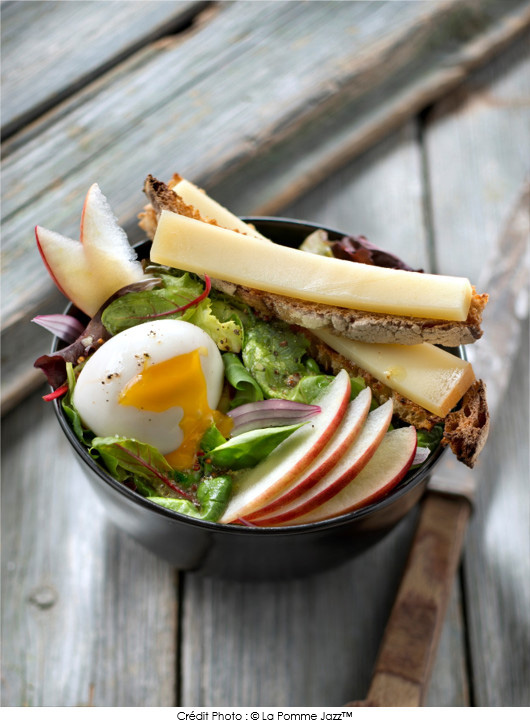 salade-de-pomme-jazz-oeuf-mollet-et-mouillette-de-campagne-au-beaufort