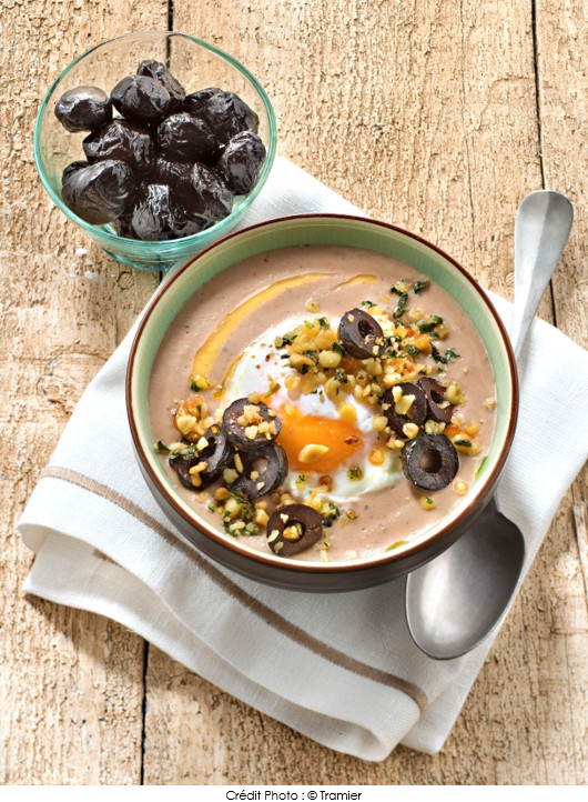 soupe-de-panais-aux-olives-noires-chapelure-de-pignons-et-basilic