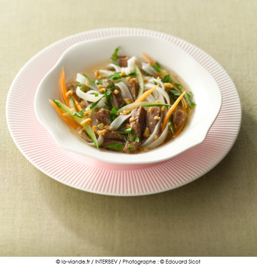 joues-de-veau-aux-nouilles-chinoises-et-cacahuetes