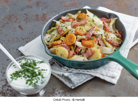 poelee-hivernale-aux-pommes-de-terre-lardons-carottes-endives-creme-aux-fines-herbes