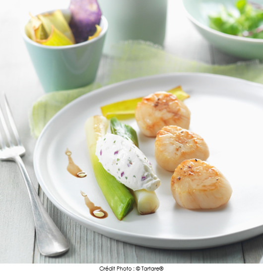 saint-jacques-caramelisees-poireaux-vinaigrette-et-tartare-oignon-rouge-et-coriandre